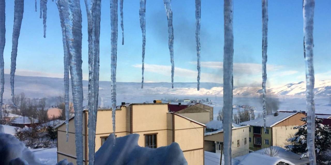 Çatılarda Tehlike Saçan Buz Kütleleri Temizlendi