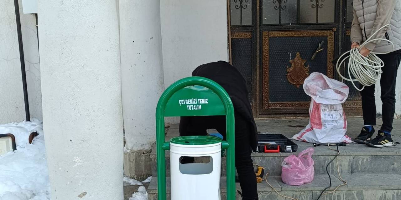 Hakkari’nin Dört Bir Yanına Çöp Kovası Yerleştirildi