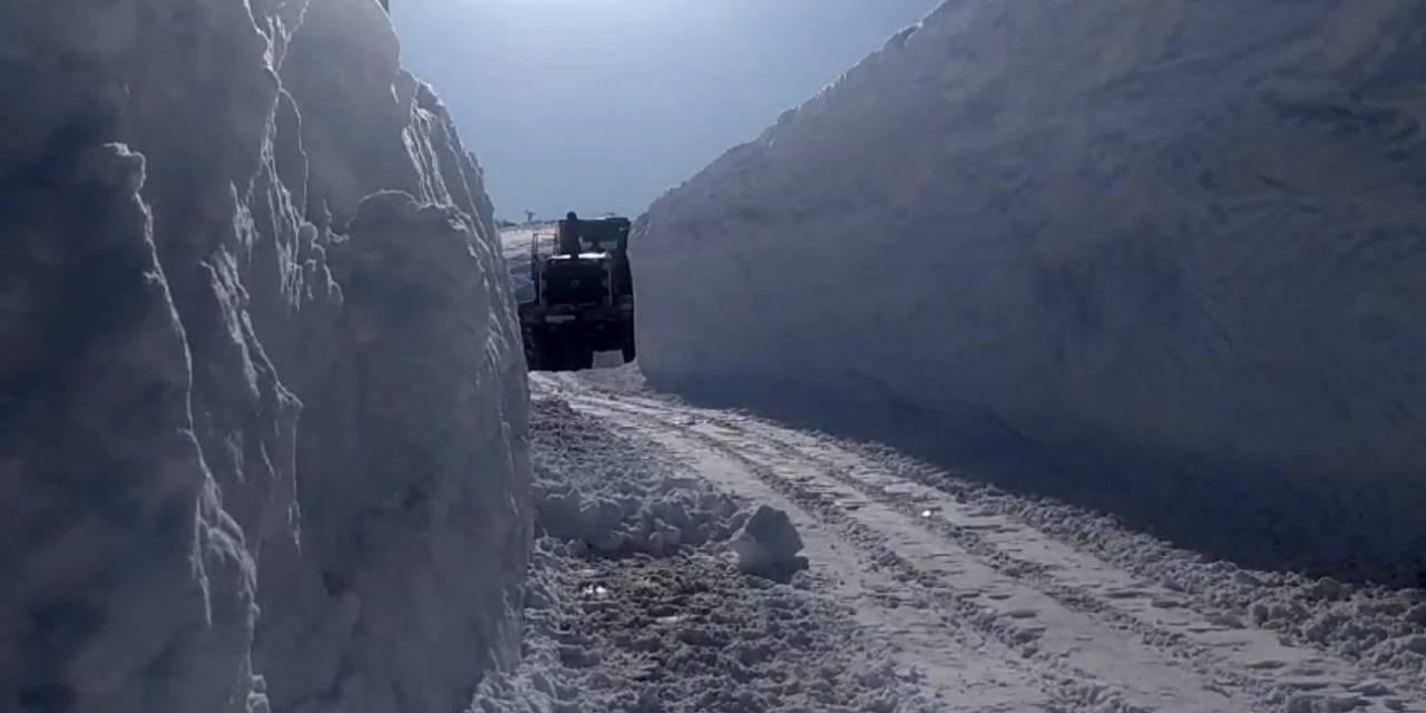 Yüksekova’da 4 Metrelik Kar Tünellerinde Çalışma