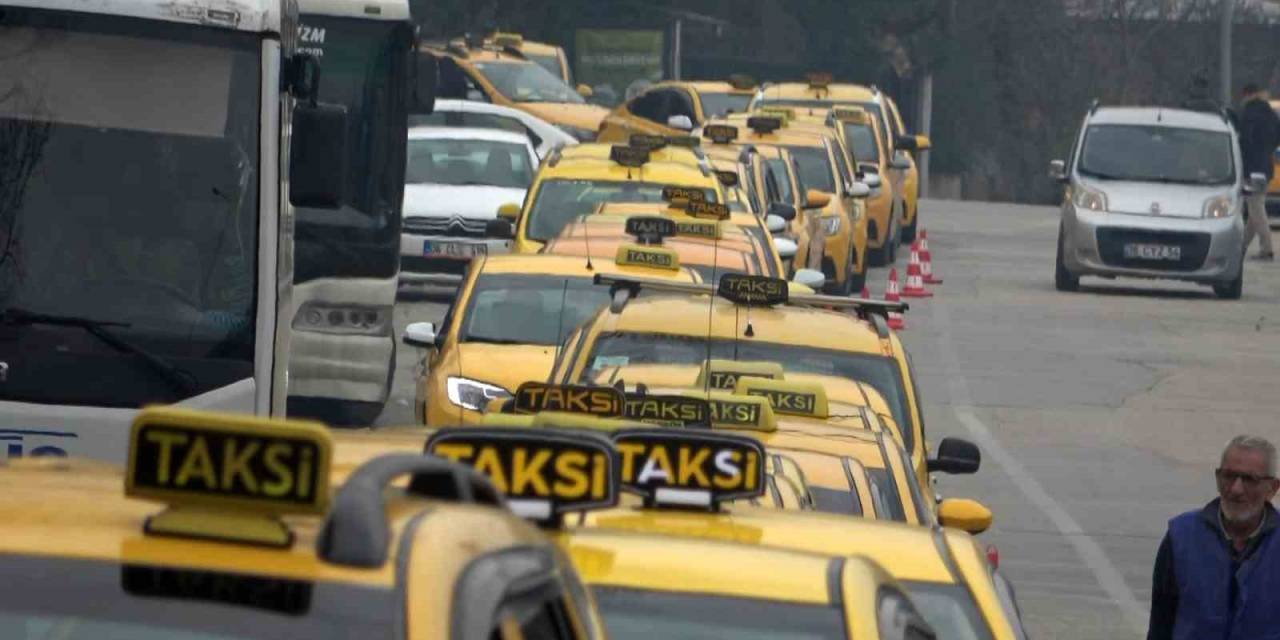 Tarife Güncellemek İsteyen Taksiciler Uzun Kuyruklar Oluşturdu