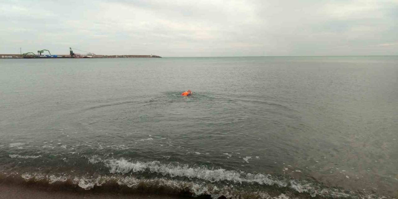 “Hastaneler Dolu” Dedi, Soğuk Havaya Aldırmadan Şifa Bulmak İçin Denize Girdi