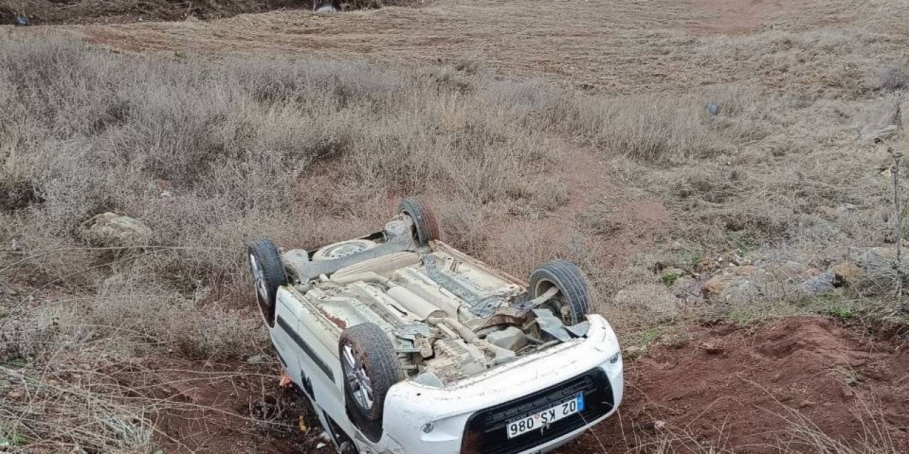 Hafif Ticari Araç Şarampole Devrildi: 2 Yaralı