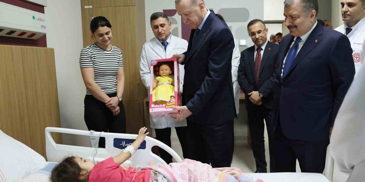 Cumhurbaşkanı Erdoğan Açılışını Yaptığı Hastanede Tedavi Gören Çocukları Ziyaret Etti