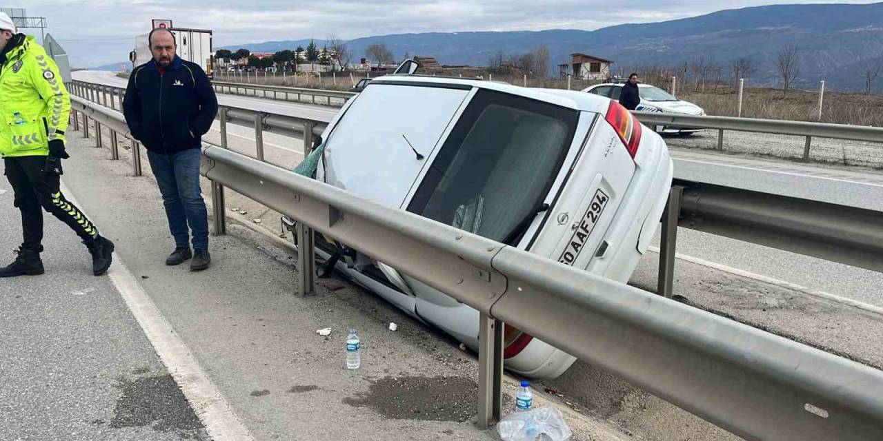 D100 Karayolunda Araç Bariyerlere Asılı Kaldı: 2 Yaralı