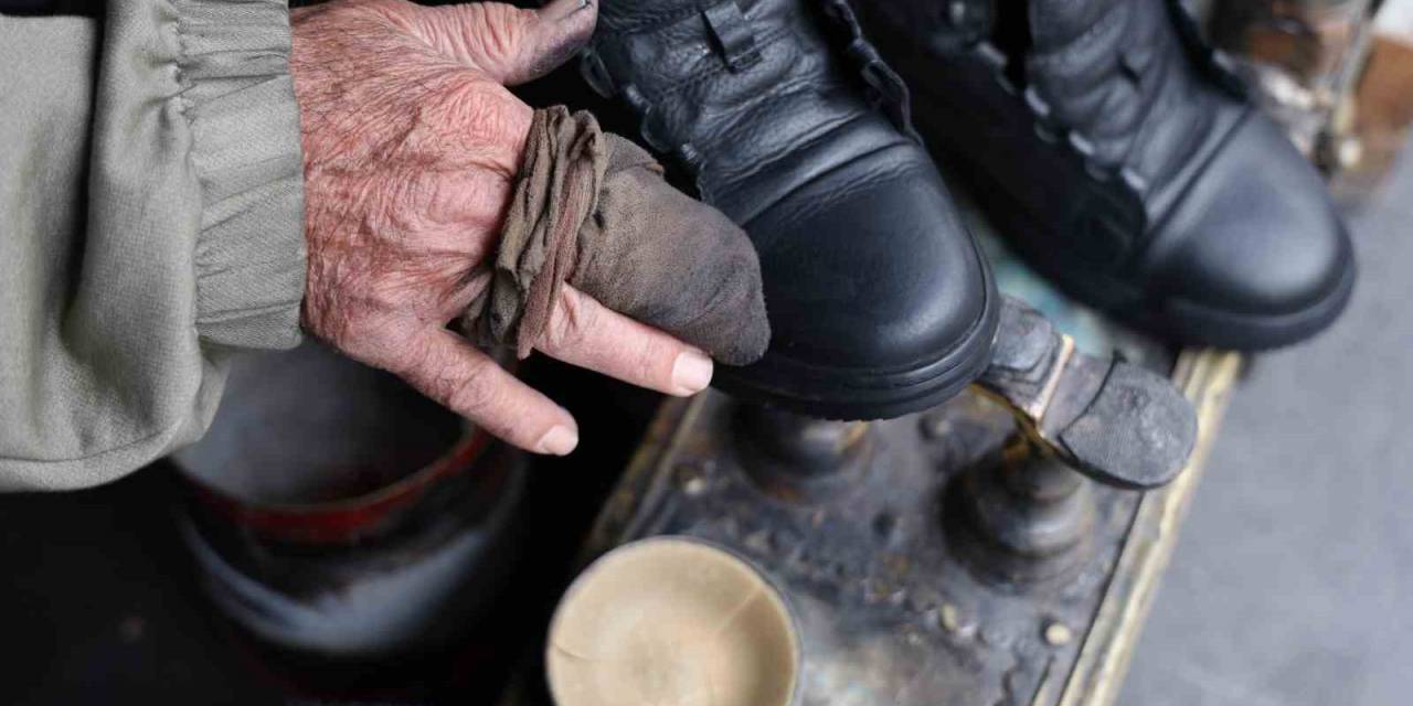 73 Yaşındaki “Boyacı Mehmet Dayı” 46 Yıldır Aynı Yerde Ayakkabı Boyuyor