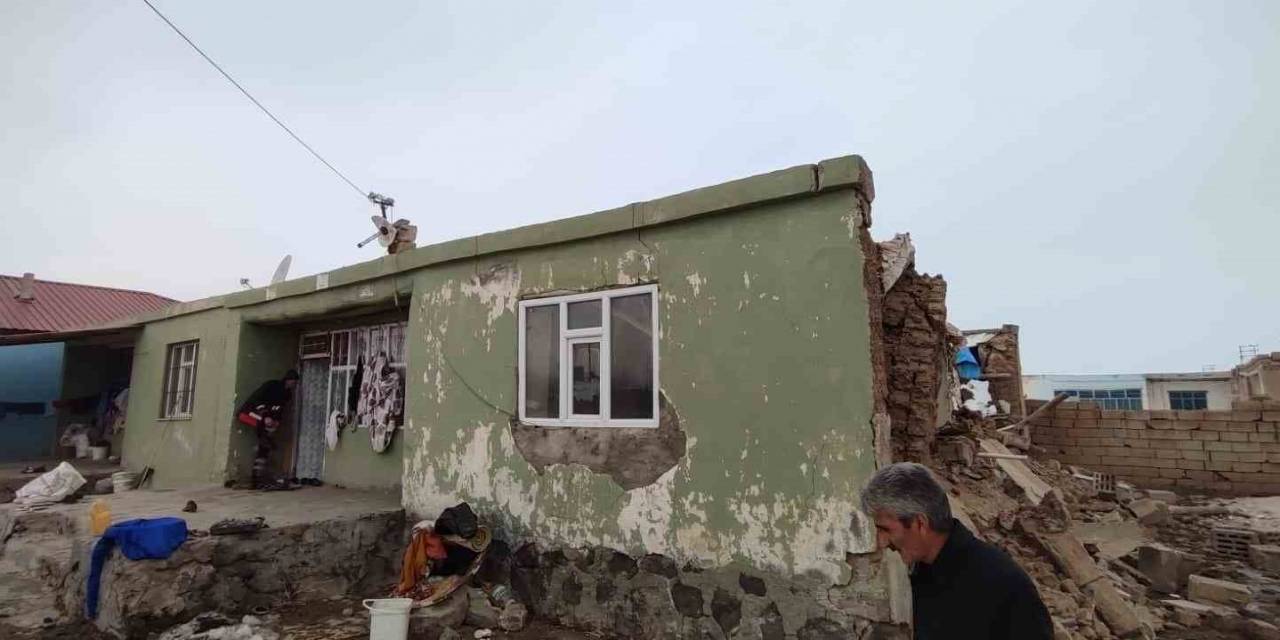 Ağrı’da Bir Evin Damı Çöktü