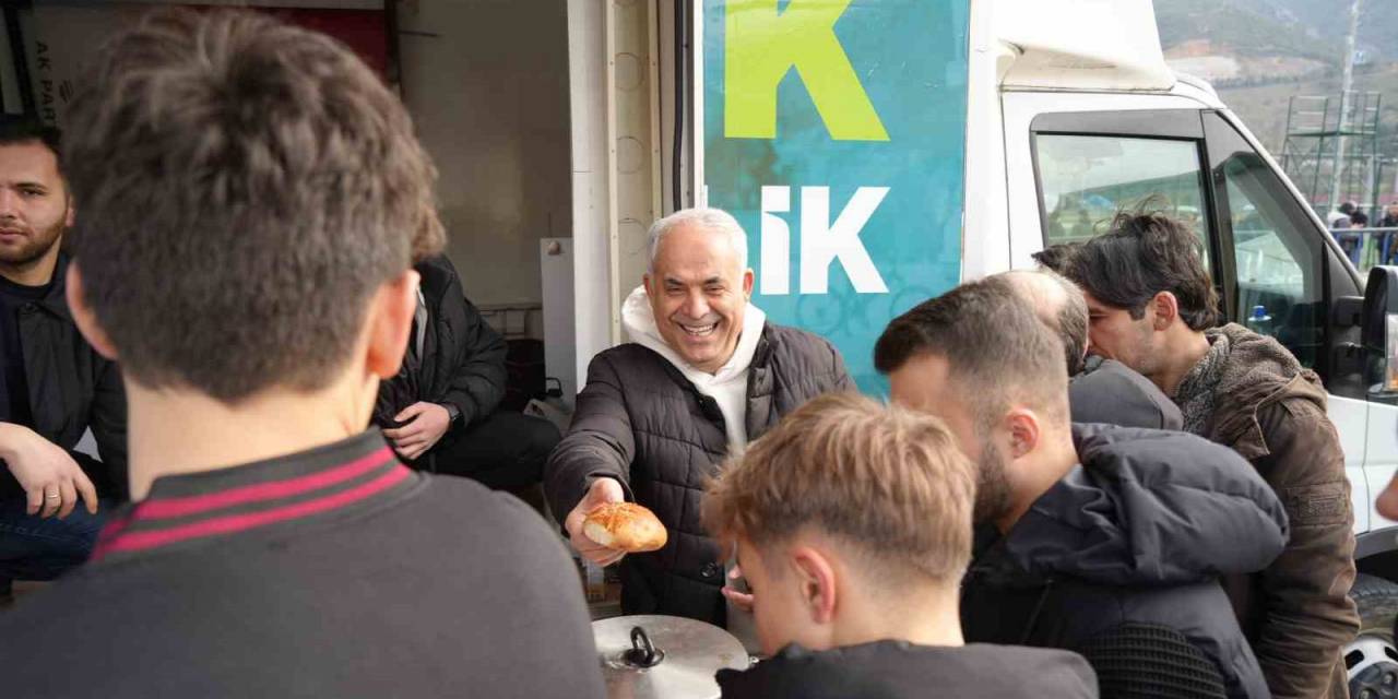 Ak Parti’den Maçın Devre Arasında Taraftarlara Çay Simit İkramı