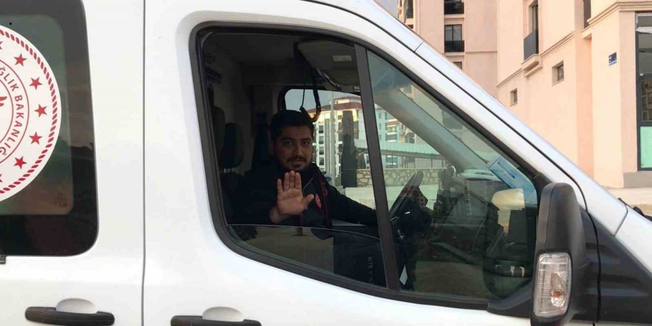 Sağlıkçı Hastayı Götürmek Yerine Ambulansı Durdurup Muhabire ‘Çekemezsin’ Dedi