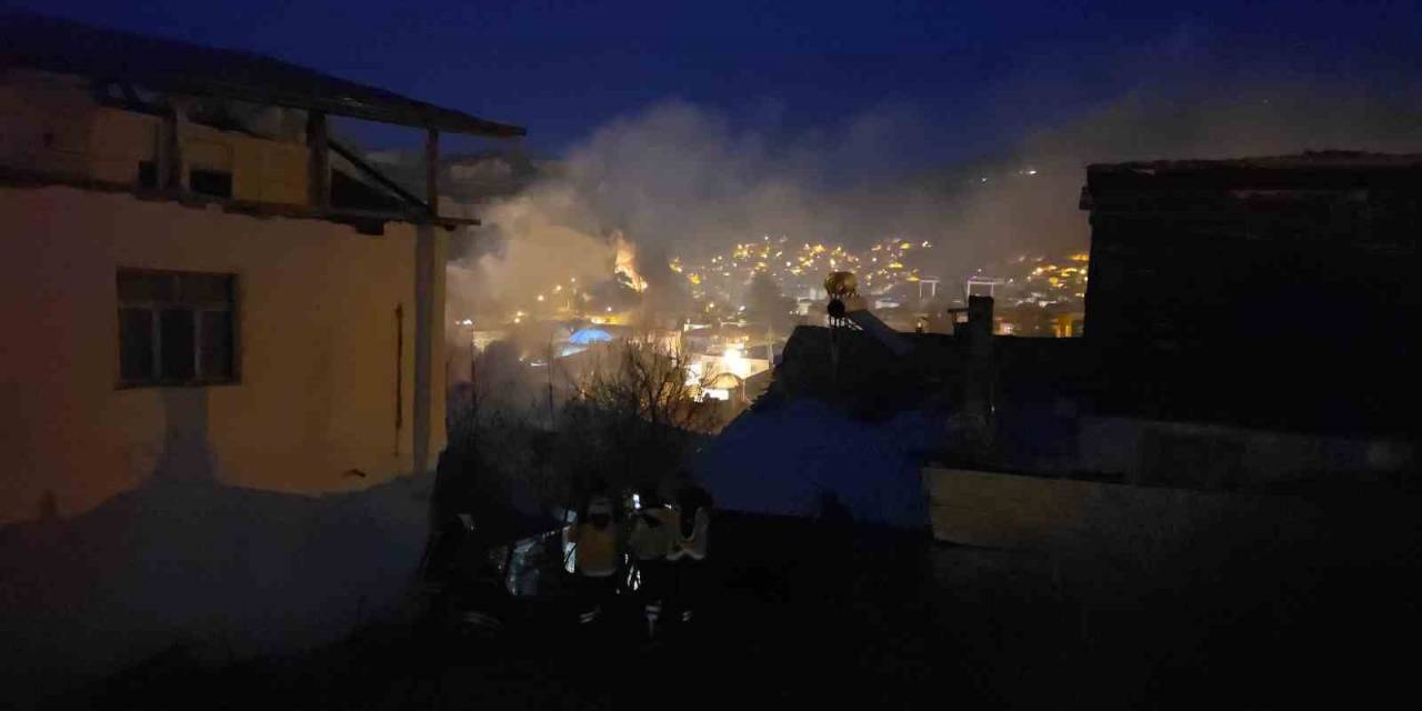 Tokat’ta Çatı Yangını Büyümeden Söndürüldü