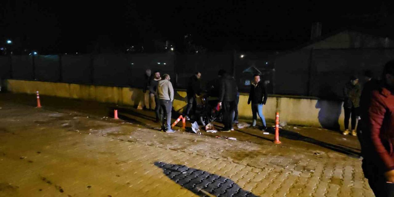 Aracın Çarptığı Mopeddeki Anne Ve Kızı Yaralandı