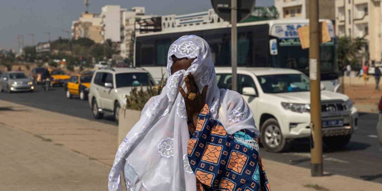 Senegal’de Cumhurbaşkanlığı Seçimlerinin Ertelenmesi Nedeniyle Sokaklar Karıştı