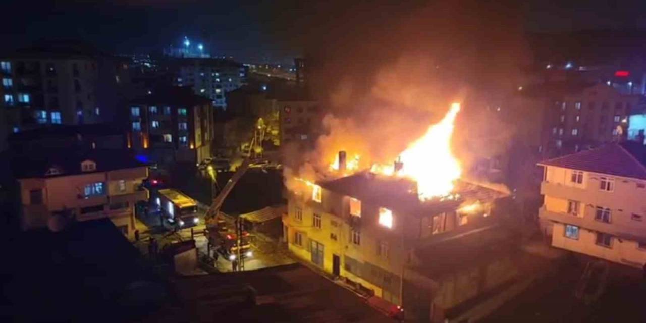 Tuzla’da 2 Katlı Binanın Çatısı Alev Alev Yandı