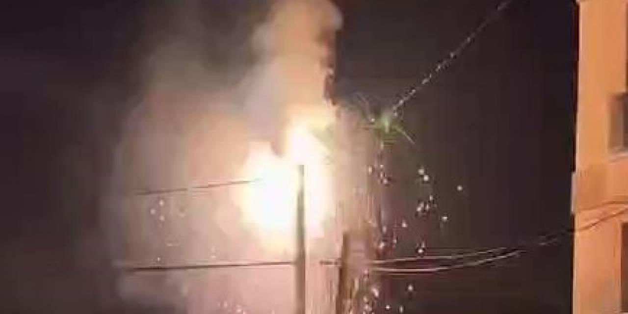 Elektrik Direği Havai Fişek Gibi Patladı