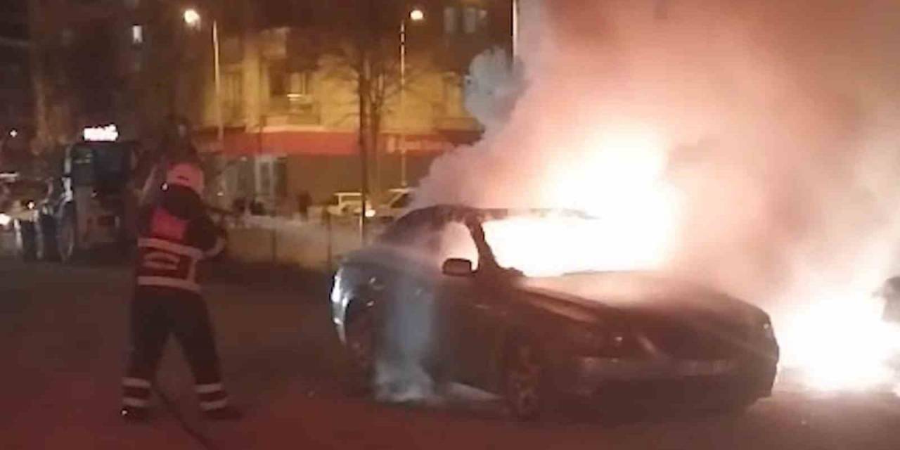 Park Halindeki Otomobil Alev Alev Yandı