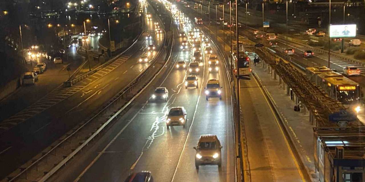 İstanbul’da Okulların Yeniden Açılmasıyla Sabah Trafik Yoğunluğu Oluştu