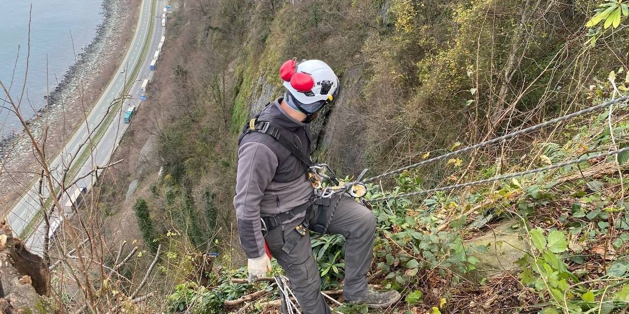 Sarp Sınır Kapısı’na Giden Karayolunda Tehlike Oluşturan Kayalar Kontörlü Olarak Düşürülüyor