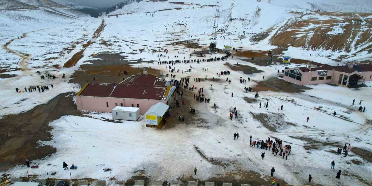 Çocuklarına Depremin Yıl Dönümünü Unutturmak İçin Kayak Merkezine Akın Ettiler