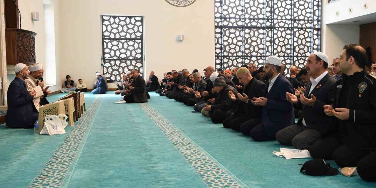 Deprem Şehitleri Dualarla Yad Edildi