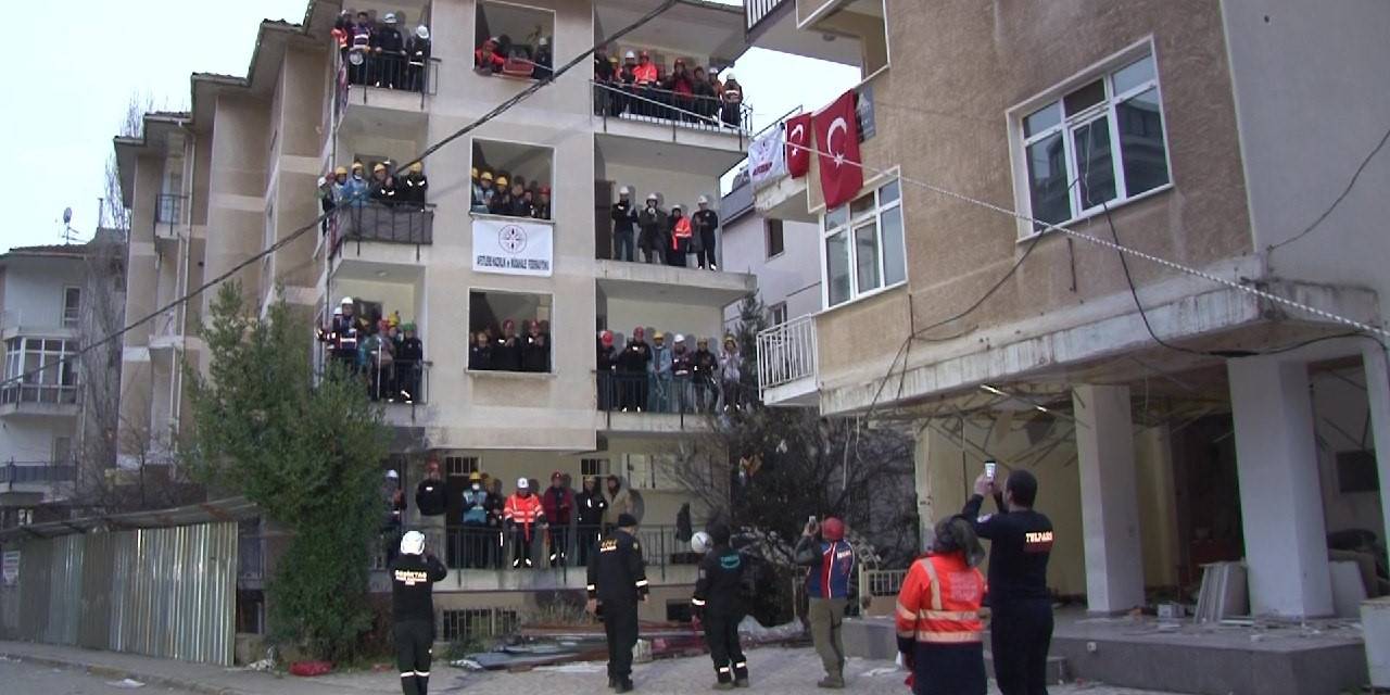 Arama Kurtarma Ekipleri Tarafından Nefes Kesen Tatbikat