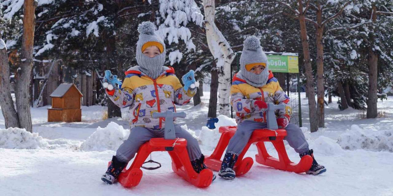 Çocukların Kızak Keyfi Görenlerin İçini Isıttı