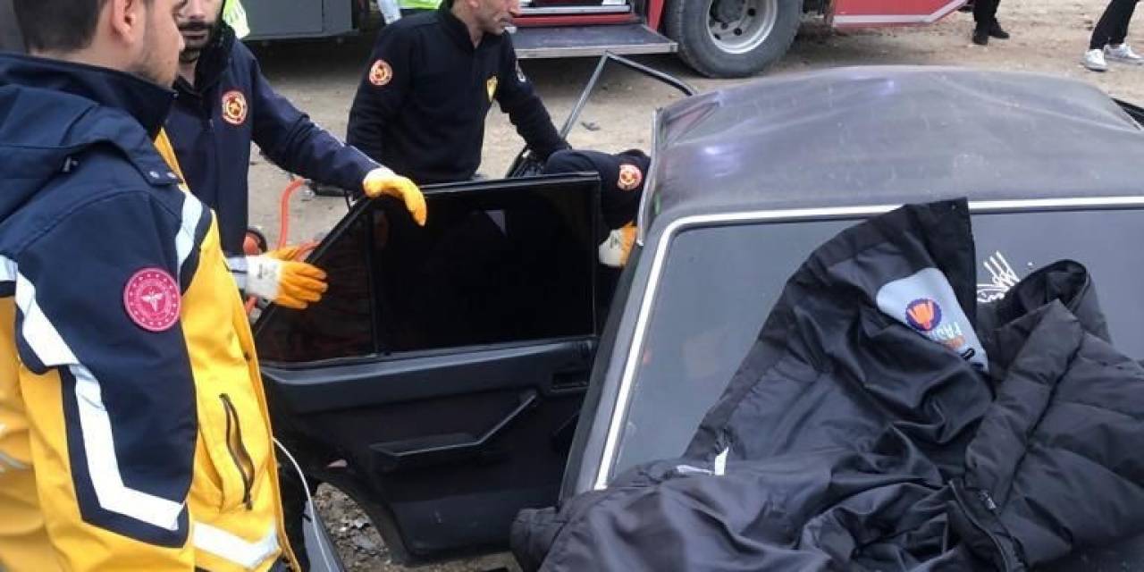 Otomobiller Çarpıştı: 1 Ölü, 2 Yaralı