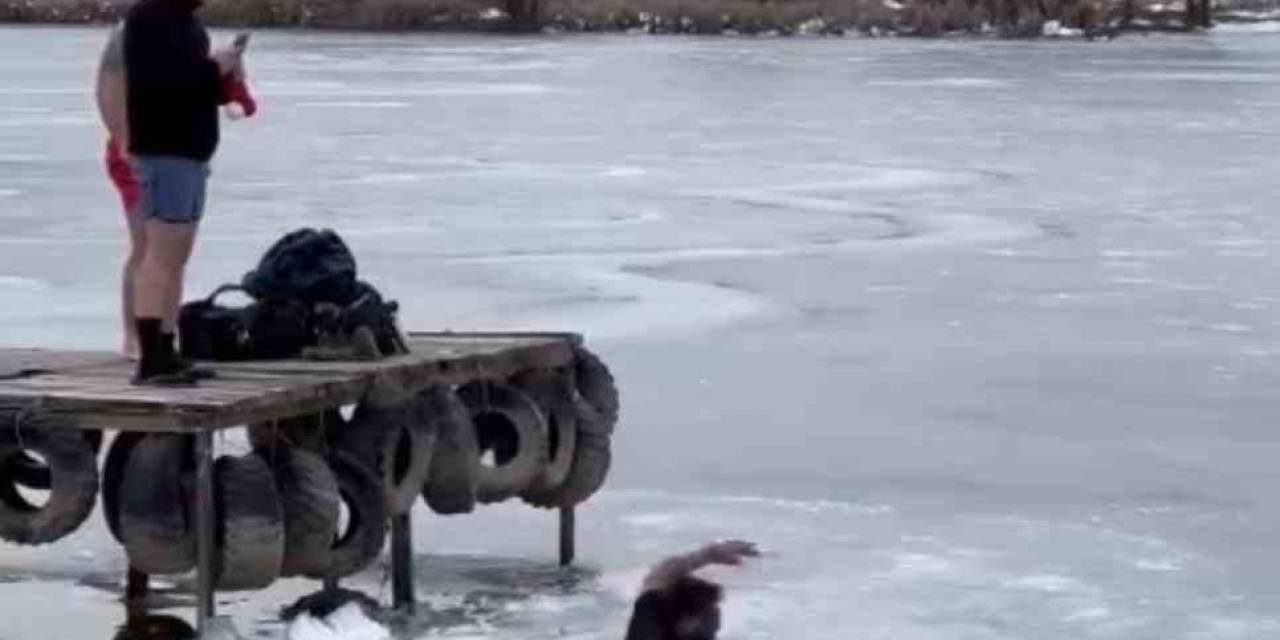 Buzlu Gölette Fotoğraf Çektirirken, Buz Kırılınca Kendini Suda Buldu