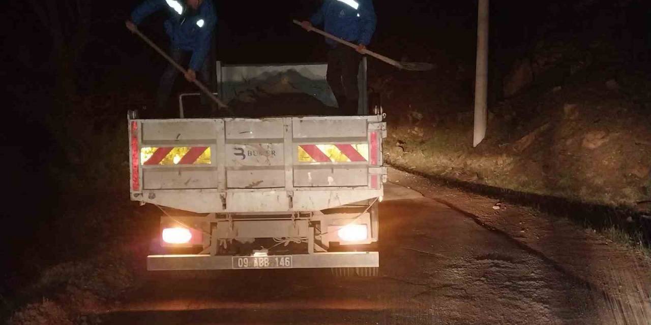 Aydın Büyükşehir Belediyesi’nden Gece Yarısı Tuzlama Çalışması