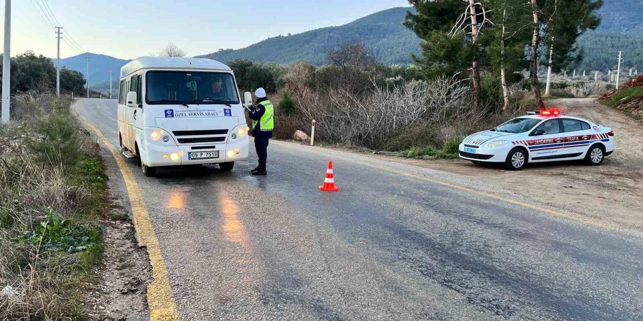 Karacasu’da Okul Servis Araçları Denetlenerek, Öğrenciler Bilgilendirildi