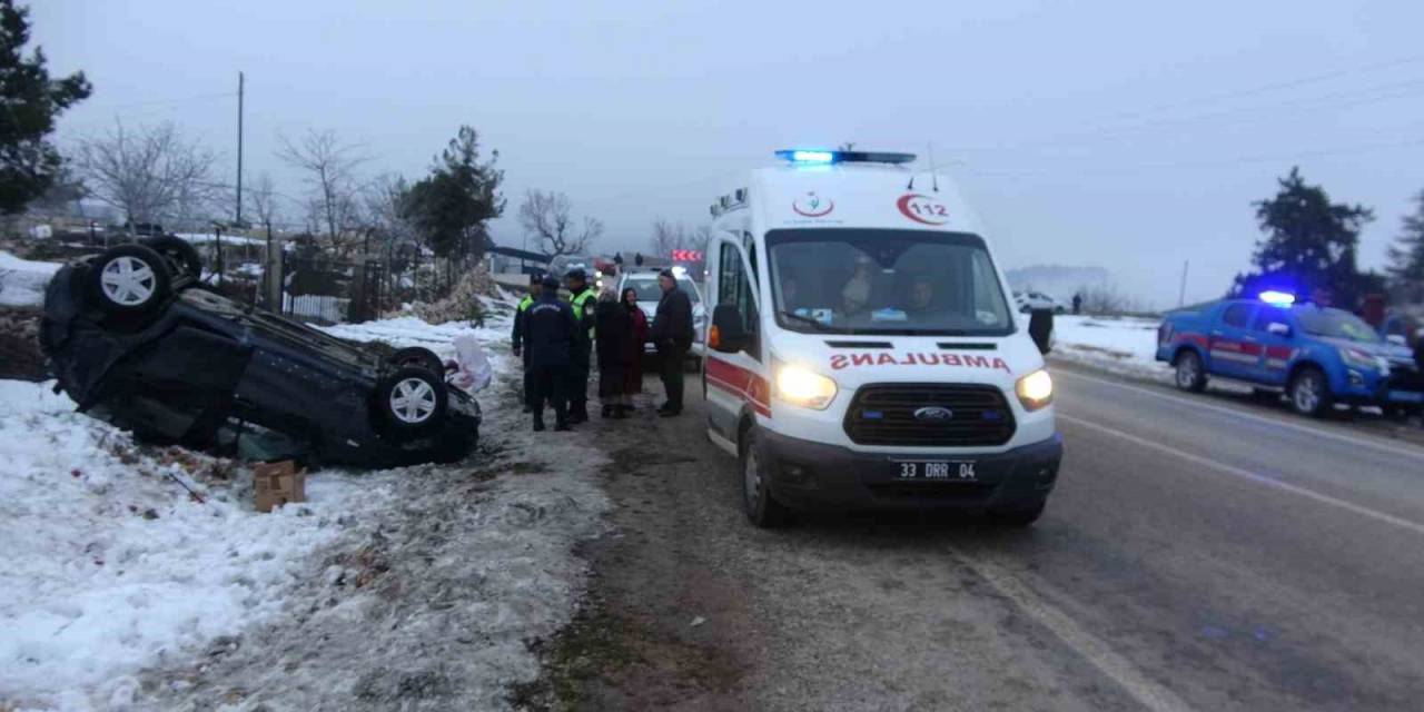 Buzda Kayan Otomobil Takla Atıp Ters Döndü