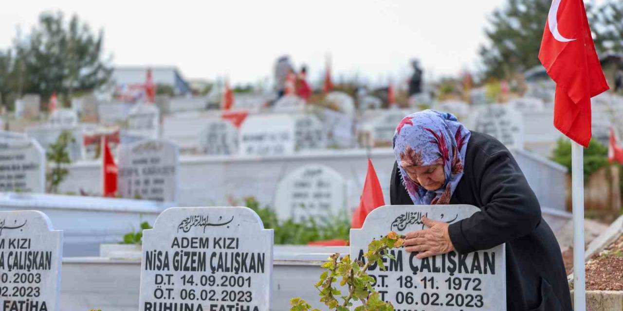 11 Kuzusunun Mezar Taşlarını Öpüp Okşayarak Teselli Arıyor
