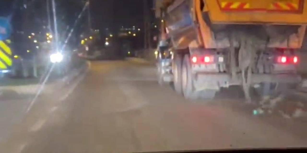 İbb’ye Ait Hafriyat Kamyonun Kapağı Açık Kalınca Caddeye Düşen Taş Parçalar Tehlike Saçtı: O Anlar Kamerada