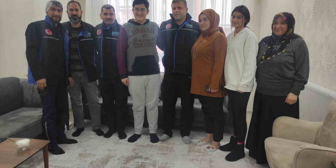 Enkazdan Kendisini Kurtaran Ekibi Görünce Gözyaşlarına Hakim Olamadı