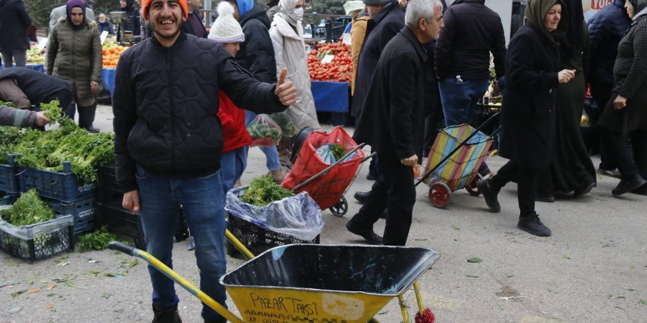 Engelli Genç 9 Yıldır Geçimini Pazar Alışveriş Torbalarını Taşıyarak Sağlıyor