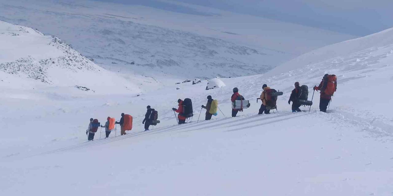 Dağcılar Süphan Dağı Zirve Tırmanışını Tamamlayamadı