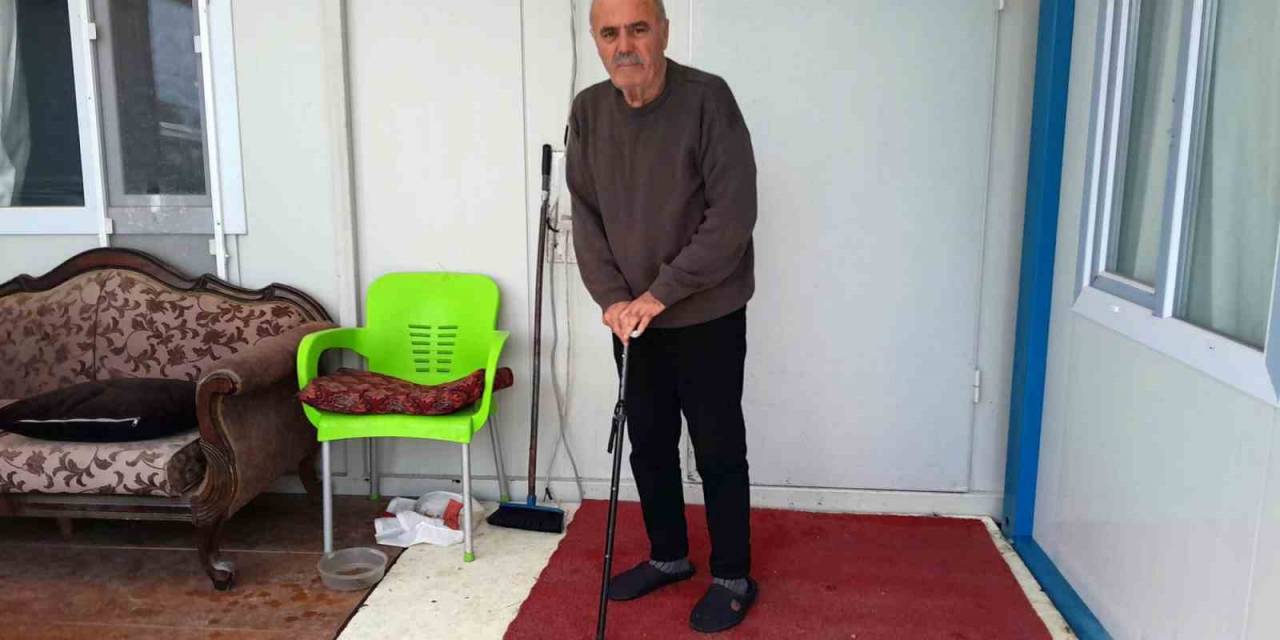 Yüzünü Göstermeyen 3 Kişinin Verdiği Suyla Hayatta Kaldı