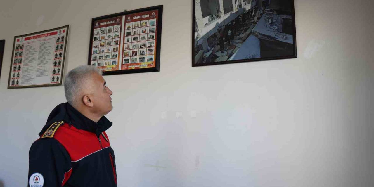 Enkazdan Çıkardığı Çocuğu Yaşatamayan İtfaiyeci: "Personelim Görmesin Diye Enkazın İçinde Ağladım"