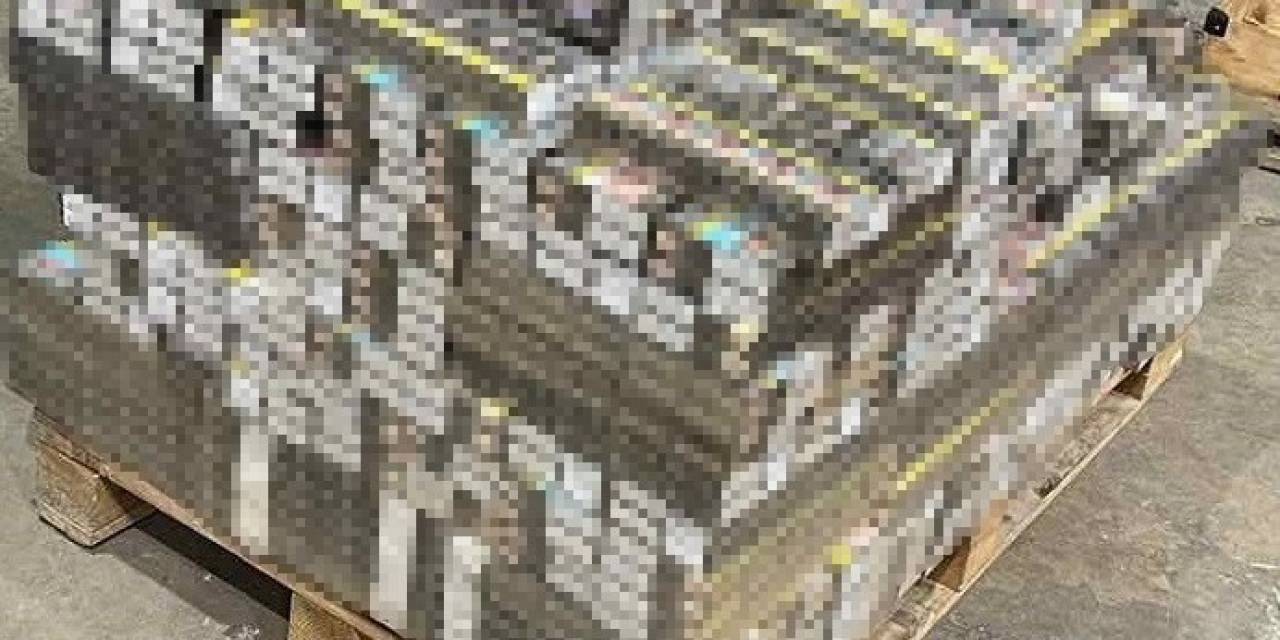 Sigara Kaçakçılığının Bu Kadarı Da Pes Dedirtti: Tırın Yedek Lastiğini Sigarayla Doldurmuş