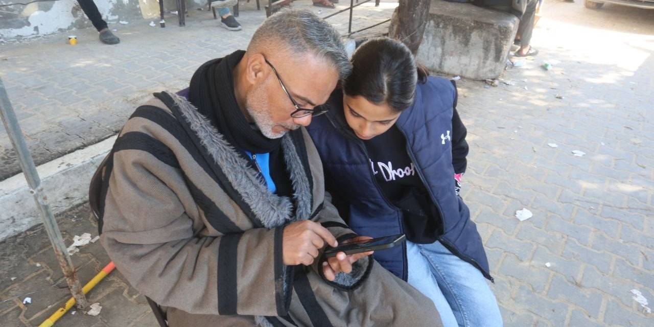 Sevdikleriyle Konuşmak İsteyen Gazzeliler İnternet Kafenin Önünde Toplanıyor