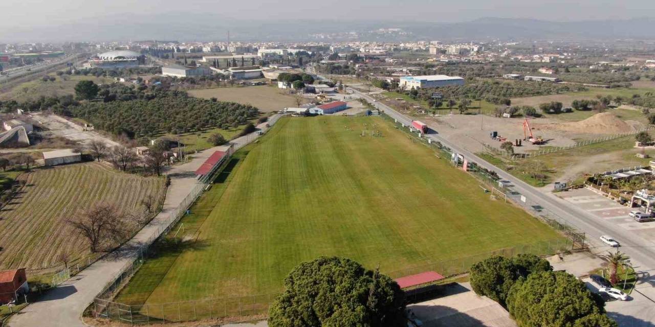 Yunusemre’de Evrenos Futbol Altyapı Tesisinin Bakımı Tamamlandı