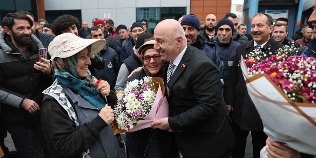 Personeller Başkan Bıyık’ı Çiçeklerle Karşıladı