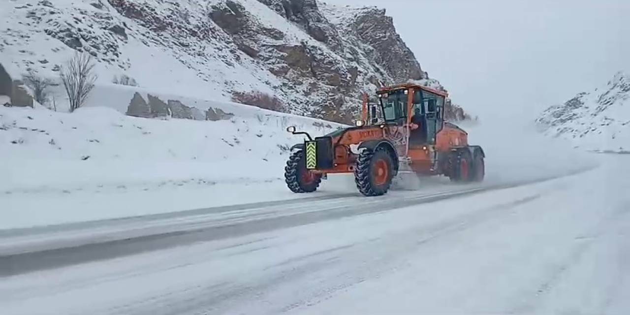 Karla Mücadele Ekipleri Yollarda Kar Temizliği Ve Tuzlama Çalışması Yapıyor