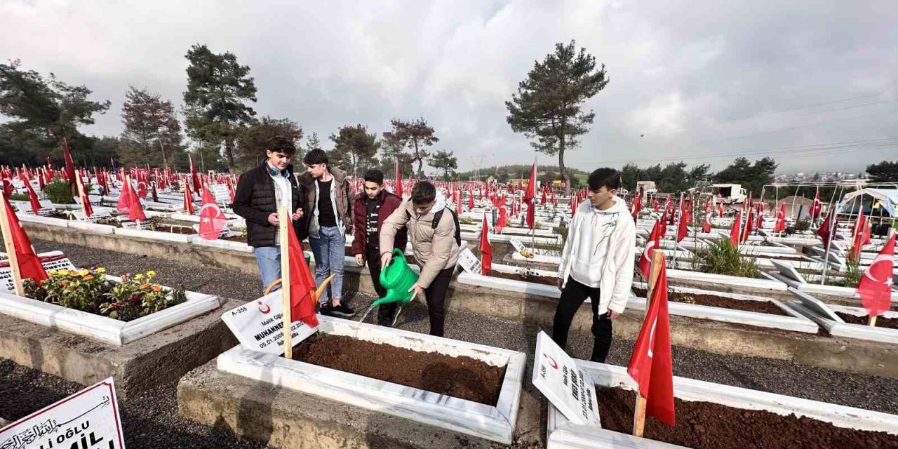 Kahramanmaraş’ta Depremin Yıldönümünde Mezarlıklar Doldu Taştı