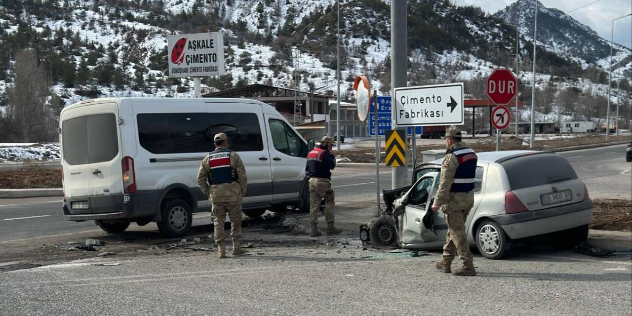 Gümüşhane’de Otomobille Servis Minibüsü Çarpıştı: 4 Yaralı