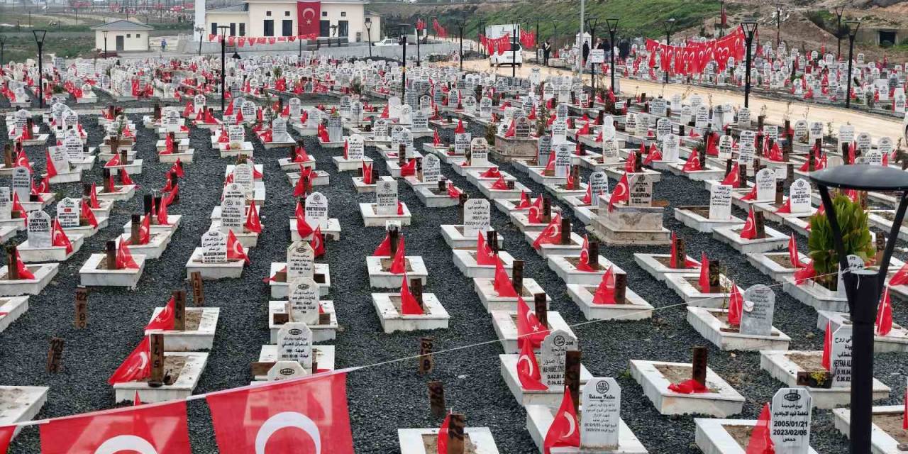 Hatay’da Deprem Mezarlığı Bayraklarla Donatıldı