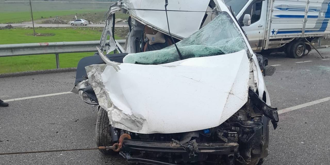 Gaziantep’te Hafif Ticari Araç İle Kamyonet Çarpıştı: 3 Yaralı