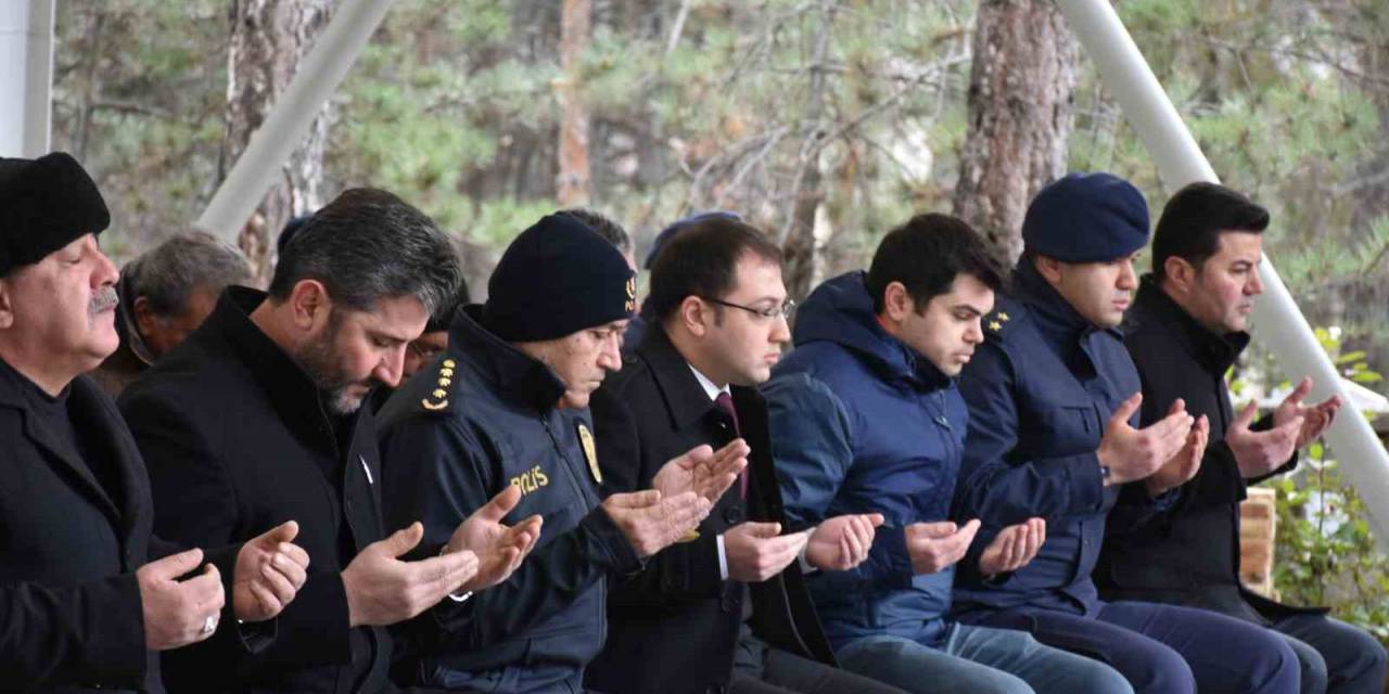 Van’da Çığ Altında Kalan Tosyalı Şehit Ufuk Deniz Kabri Başında Anıldı