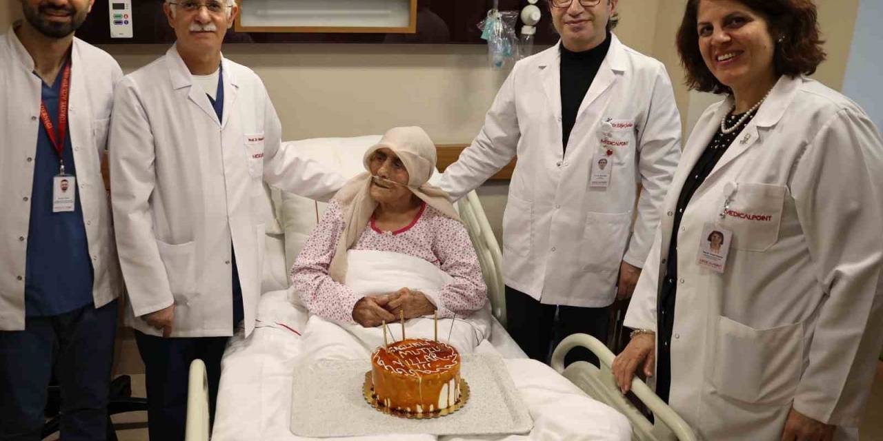 111 Yaşında Hem Enkazdan Sağ Çıktı Hem De Yakalandığı Zatürreyi Atlattı