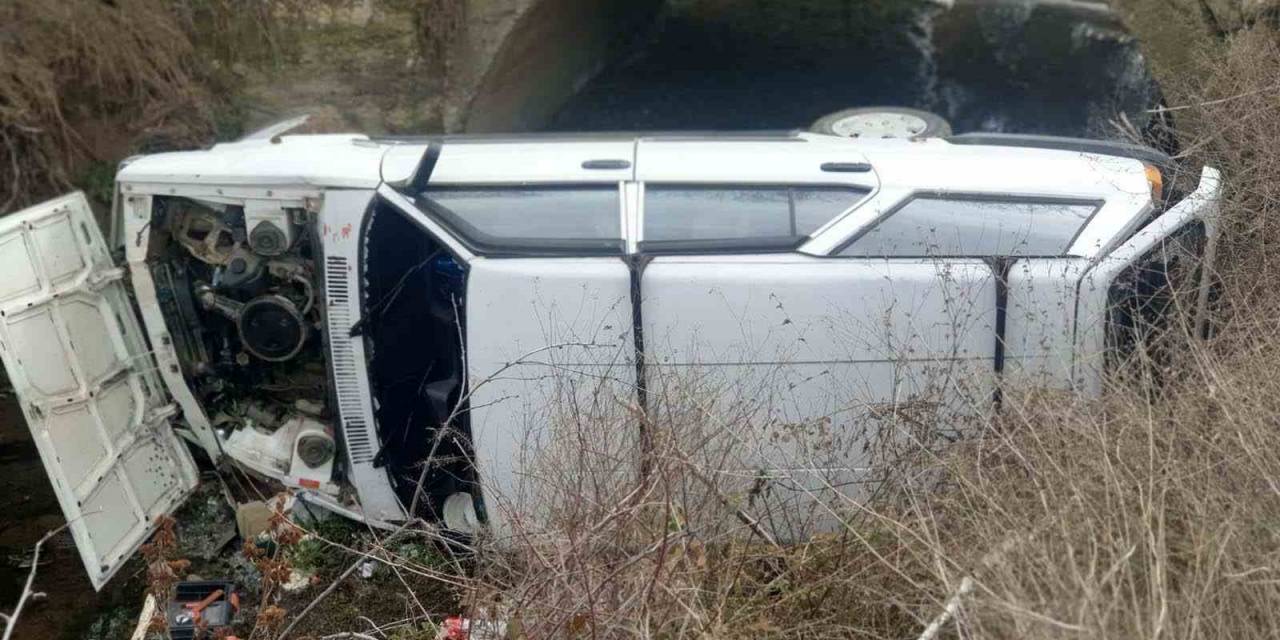 Tofaş Otomobil Menfeze Uçtu: 1 Yaralı