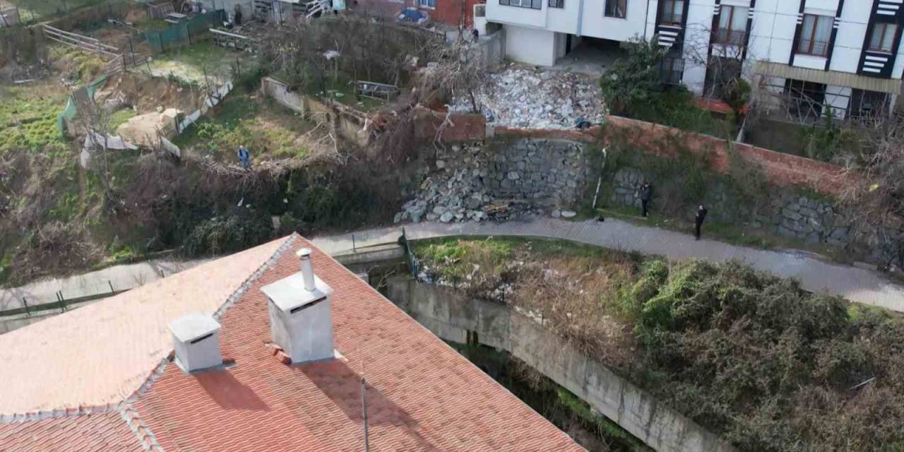 Okul Yolunda Bulunan İstinat Duvarı Çöktü, Okulun İlk Gününde Veliler Tedirgin Oldu