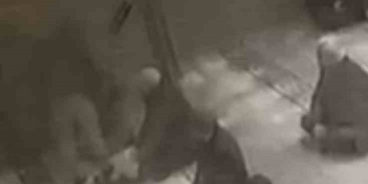 Manisa’da Camideki Bıçaklı Kavga Kamerada